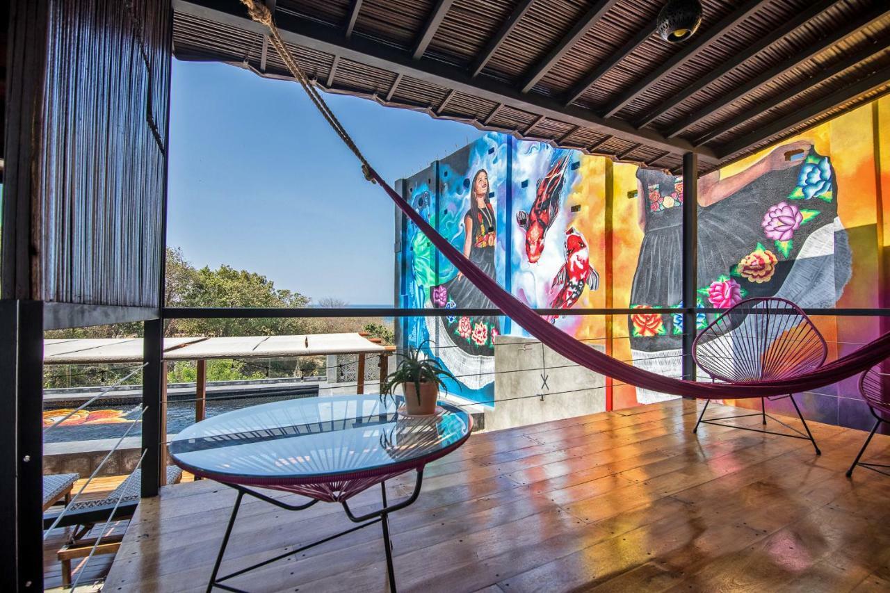 Habitación con cama extragrande y vistas a la piscina